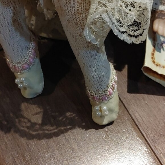 Collector’s Choice 9” seated Musical Porcelain Victorian Doll - Picture 5 of 9